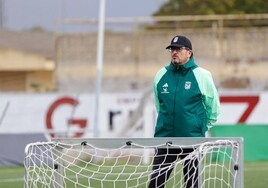 Iñaki Alonso durante su primer entrenamiento como entrenador del Badajoz en el Eusebio Bejarano.