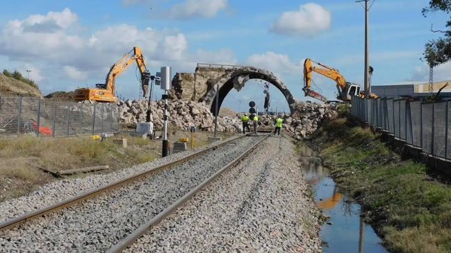 Imagen antes - Demolición del paso superior sobre las vías del tren en Navalmoral, junto a una imagen de este lunes, con los escombros del paso superior retirados.