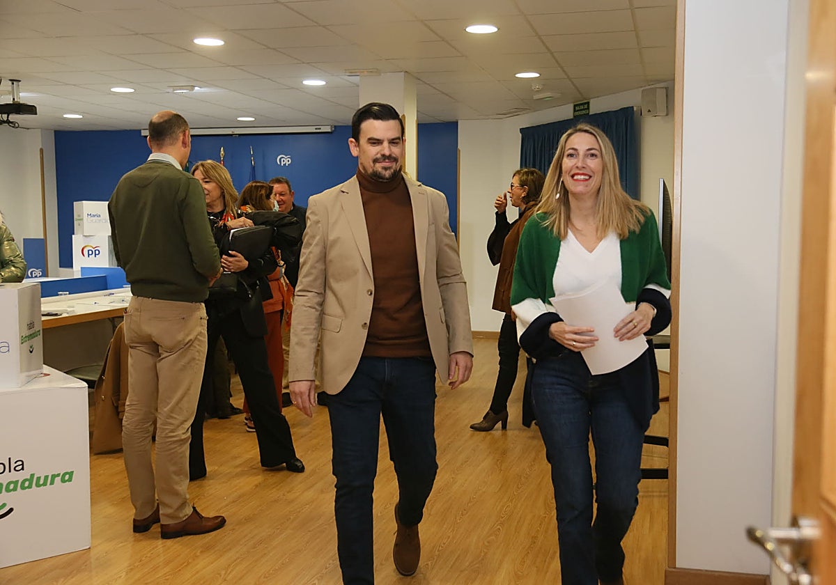 Guardiola con Amaro, uno de los altos cargos incluidos en la petición del PSOE.