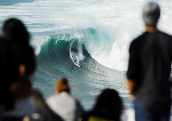 Ola gigante en la playa do Norte de Nazaré, en la costa portuguesa.