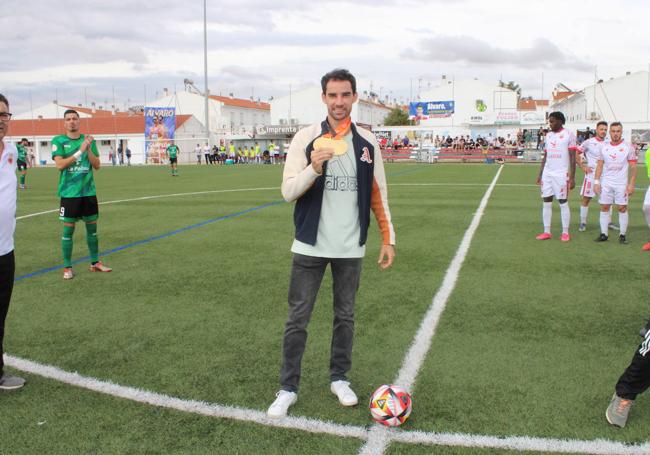 Álvaro Martín hizo el saque de honor del Llerenense tras el Mundial.