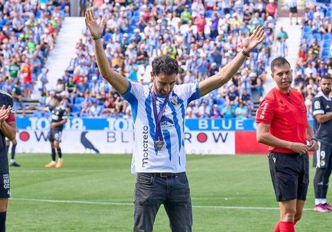 Saque de honor de Álvaro Martín en un partido del Leganés.