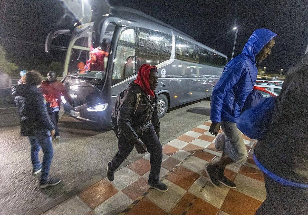 Llegada de migrantes procedentes de Canarias a Malpartida de Cáceres.