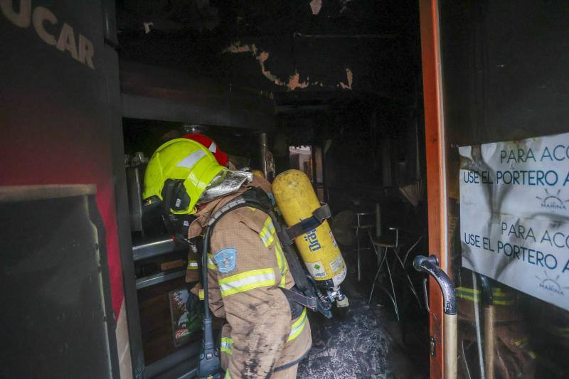 El incendio en el restaurante La Marina de Cáceres, en imágenes