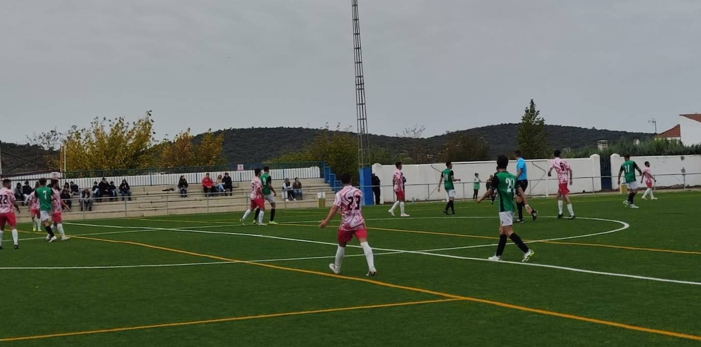 Imagen secundaria 1 - Algunos momentos del partido disputado el pasado domingo entre el C.F. Alconchel y la A.D. Obandina, en Puebla de Obando.