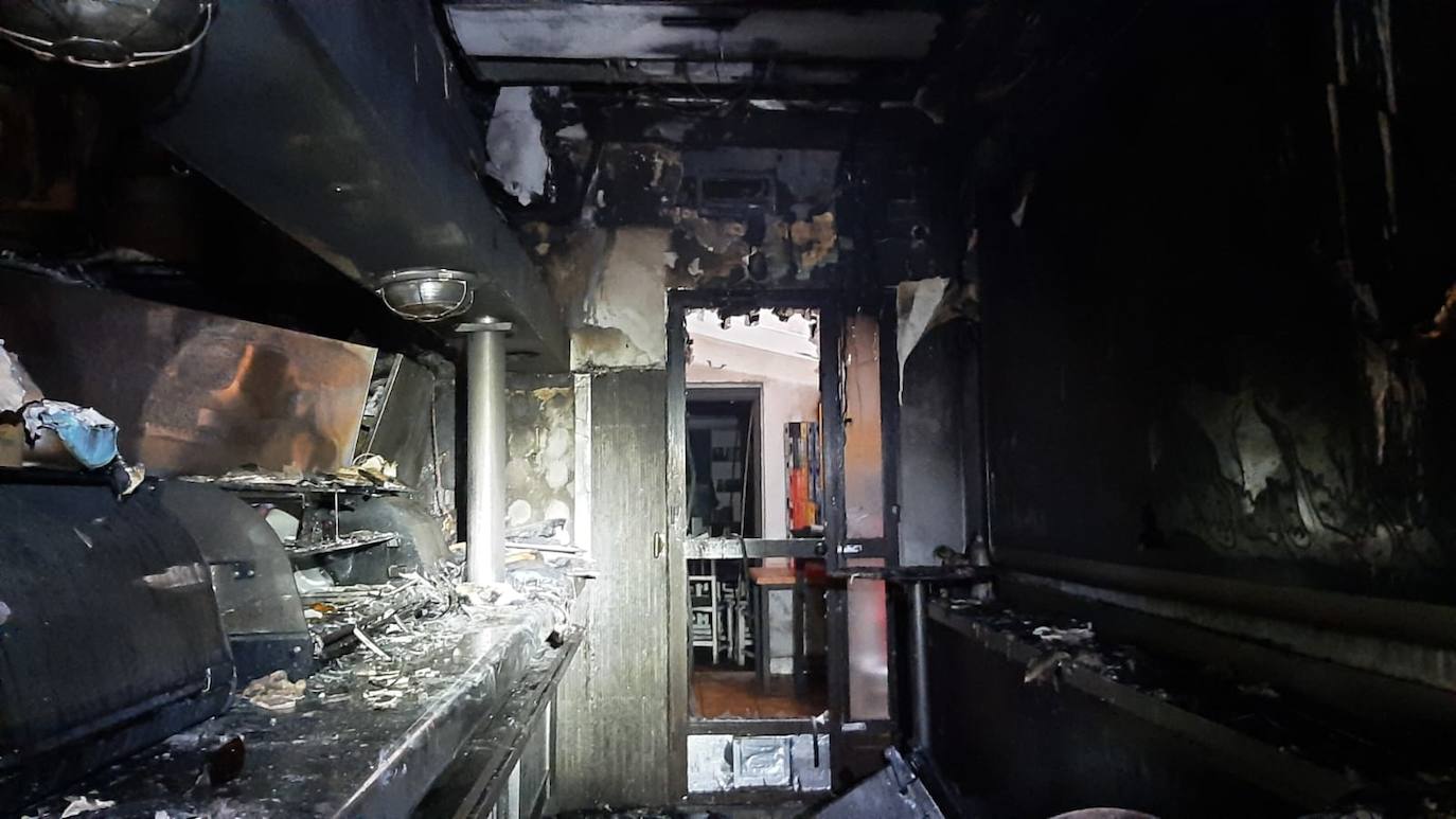 Así ha dejado el fuego el interior del restaurante La Marina