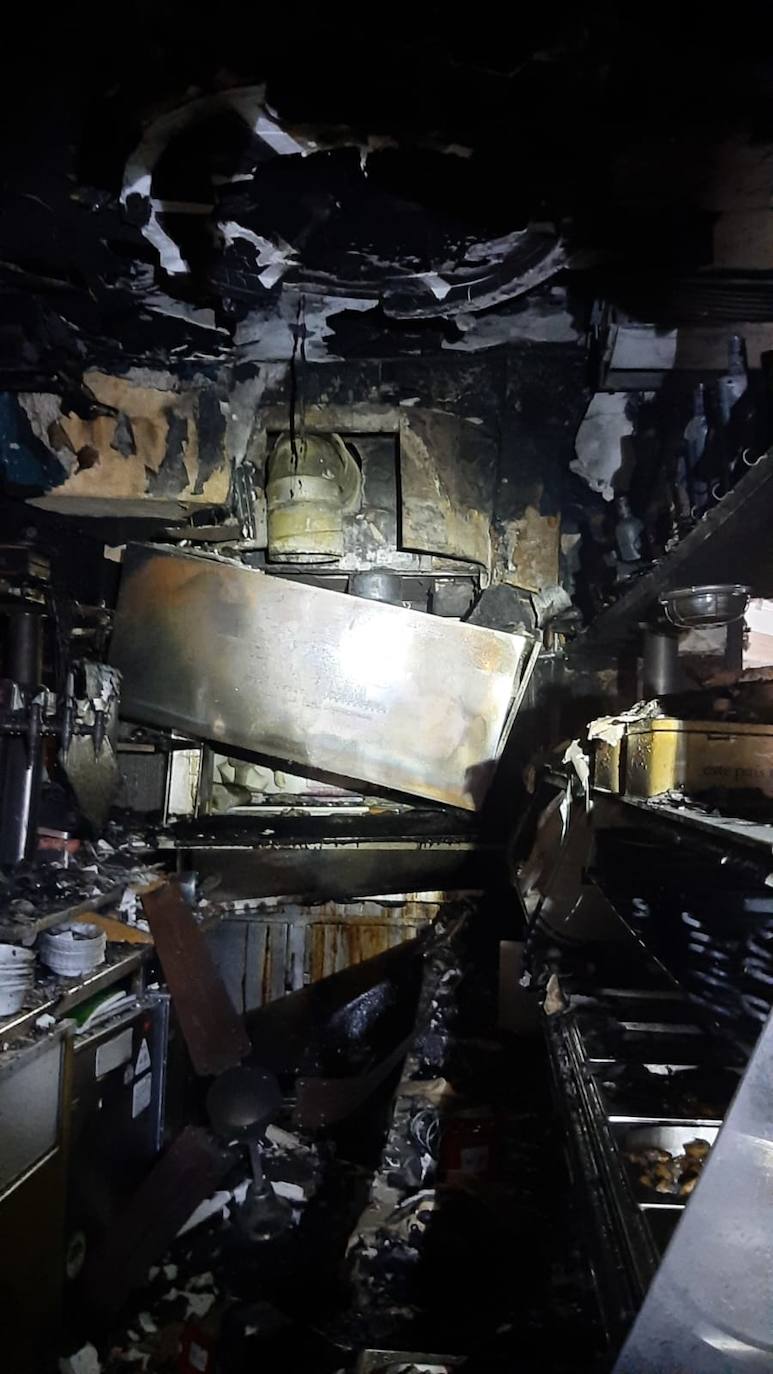 Así ha dejado el fuego el interior del restaurante La Marina