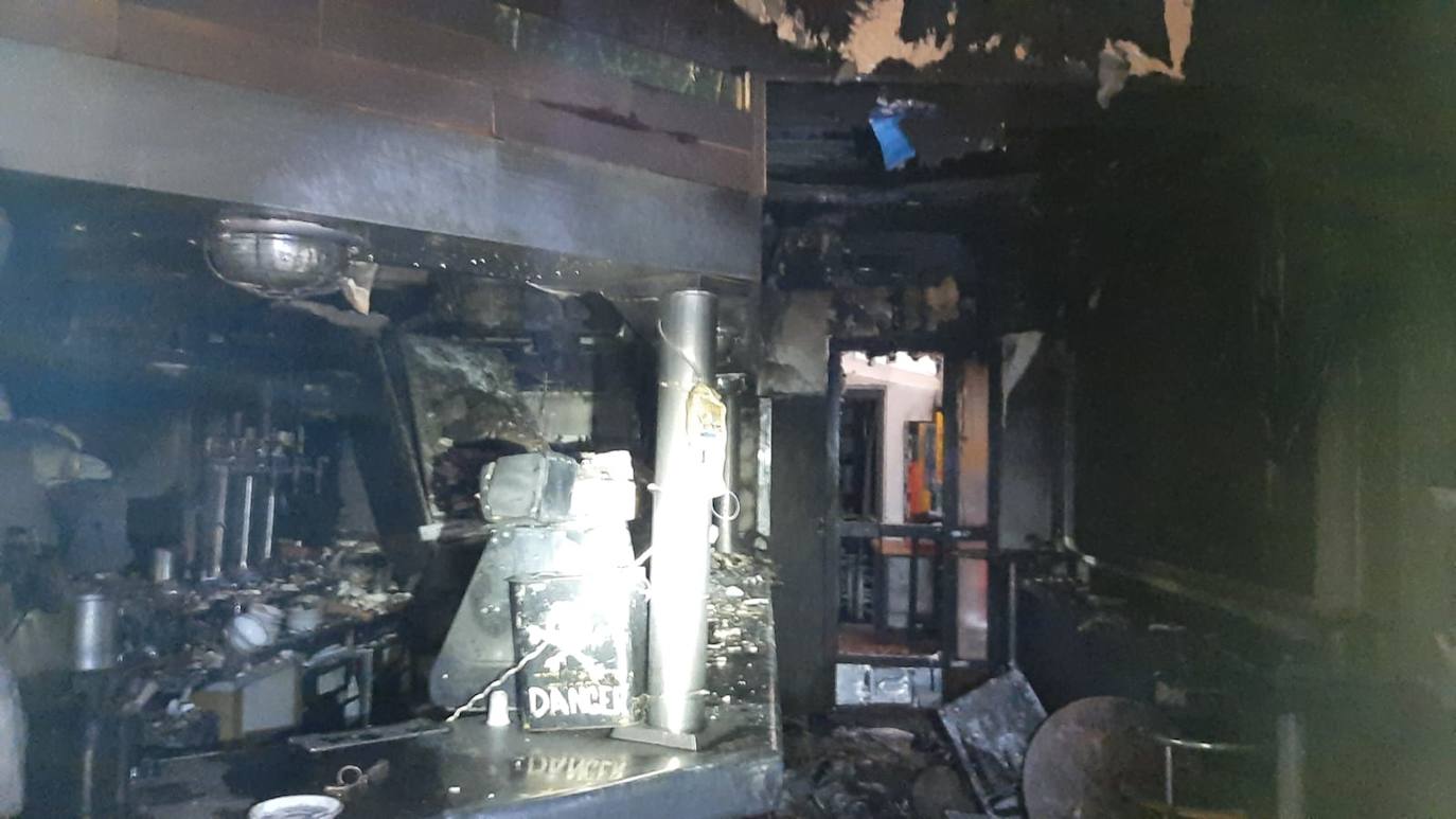 Así ha dejado el fuego el interior del restaurante La Marina