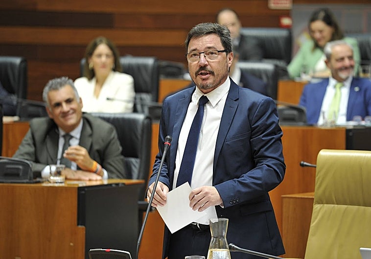 El consejero de Economía, Guillermo Santamaría, durante su intervención en el pleno en la Asamblea.