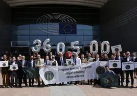 FACE presentó en el Parlamento Europeo las 360.500 firmas pidiendo la participación del sector cinegético en la formulación de políticas europeas.