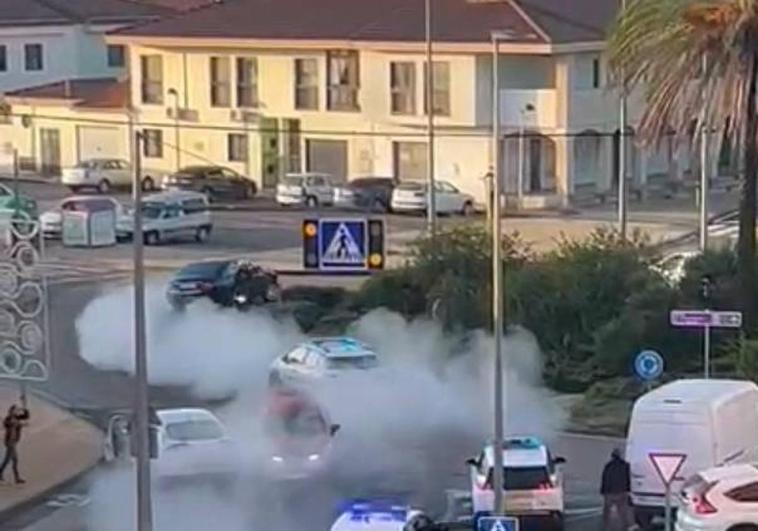 Varios vehículos policiales persiguiendo al coche negro a la fuga en Aldea Moret.