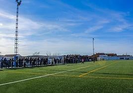 La afición, en uno de los partidos en el campo de fútbol 'Cristian Barroso' de Puebla de Obando.