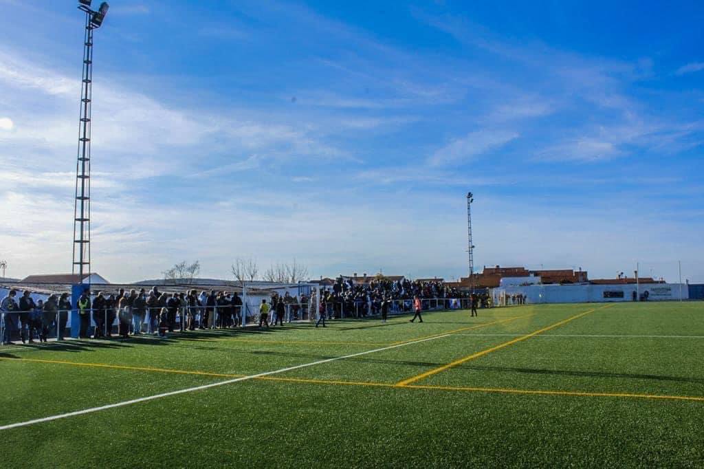 La afición, en uno de los partidos en el campo de fútbol 'Cristian Barroso' de Puebla de Obando.