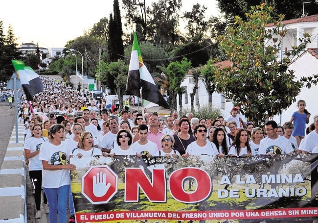 Protesta en Villanueva del Fresno en 2019 contra el permiso de investigación minero.