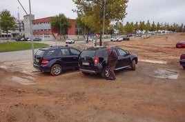 Descampado donde aparcan los coches por falta de estacionamiento en Cerro del Viento.