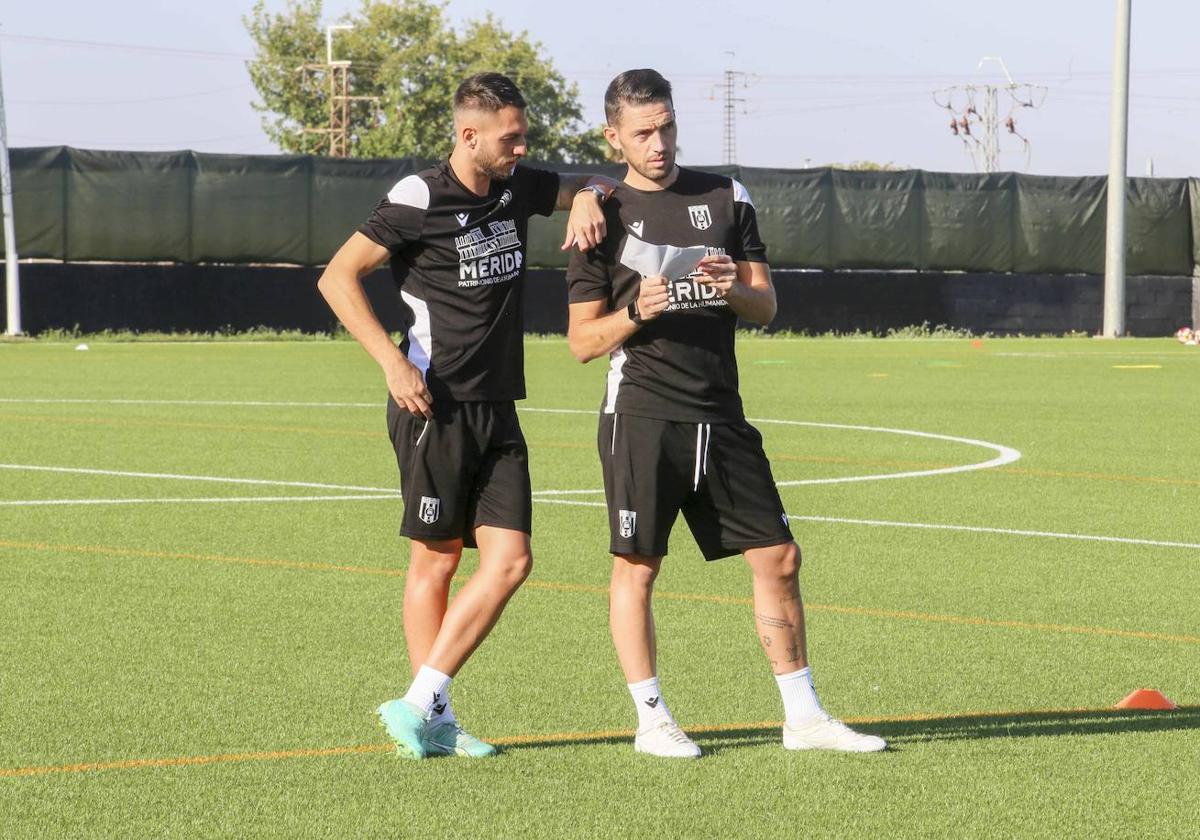 David Rocha hablando con su ayudante en un entrenamiento del primer equipo.