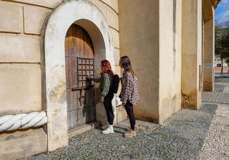 Inés y Marina, visitantes de Lisboa, se encuentran con la Puerta de Palmas cerrada.