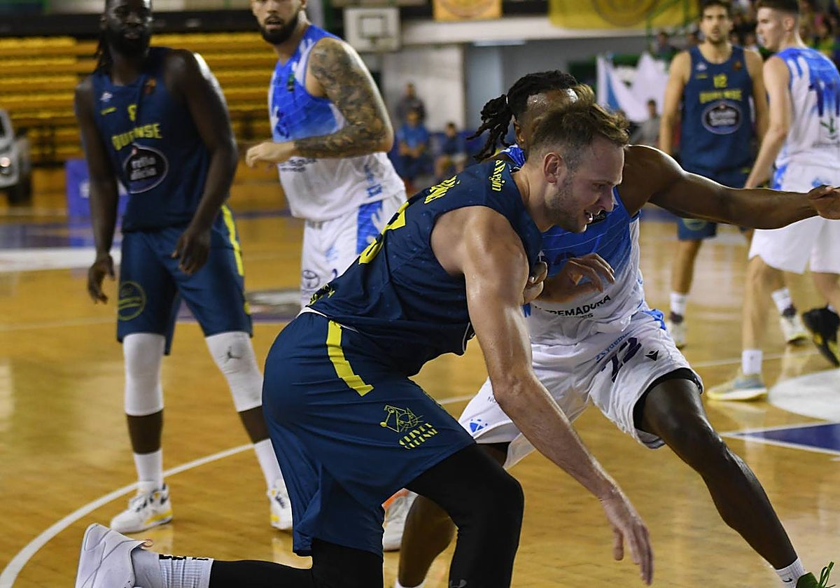 Gantt presiona el avance de un jugador del Ourense.