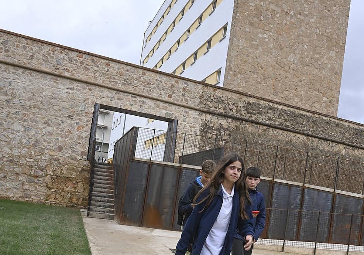 Tramo de muralla rehabilitada en el corredor de la calle Stadium.