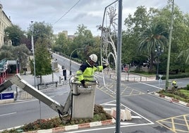 Instalación de motivos decorativos en la avenida Clara Campoamor la pasada semana.