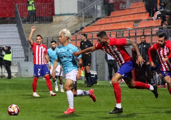 Akito intenta dejar atrás a un jugador rojiblanco en un lance del partido.