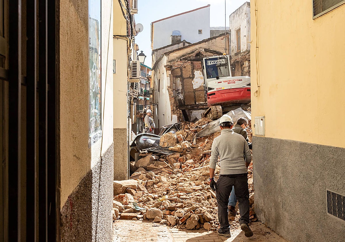 Aspecto de la montaña de escombros que se han acumulado en la mitad de la calle.