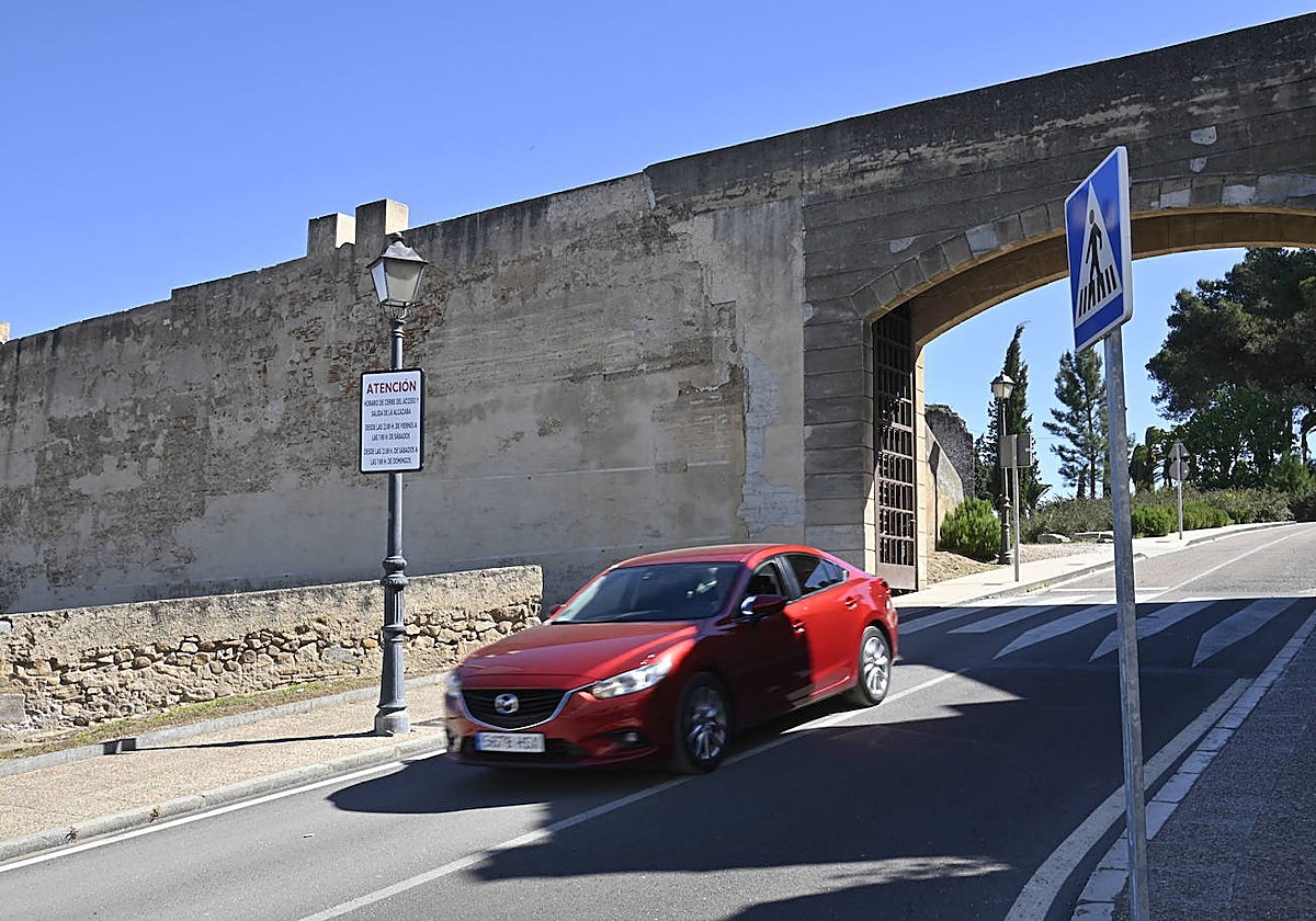 Un vehículo sale de la Alcazaba, donde se podrá volver a aparcar viernes y sábado por la noche hasta que se adjudique el contrato de seguridad de los monumentos.