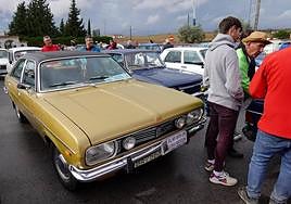 Un centenar de aficionados a los vehículos clásicos se dan cita en Extremadura