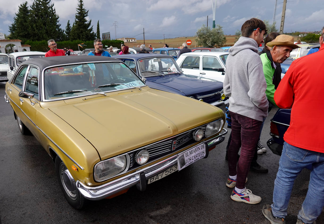 Un centenar de aficionados a los vehículos clásicos se dan cita en Extremadura