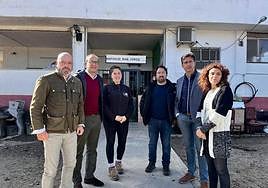 El alcalde y otros concejales con los responsables del Refugio San Jorge.