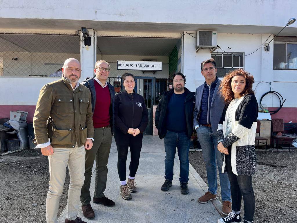 El alcalde y otros concejales con los responsables del Refugio San Jorge.