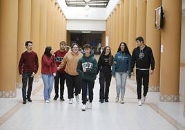 Grupo de jóvenes en la facultad de derecho de Cáceres.