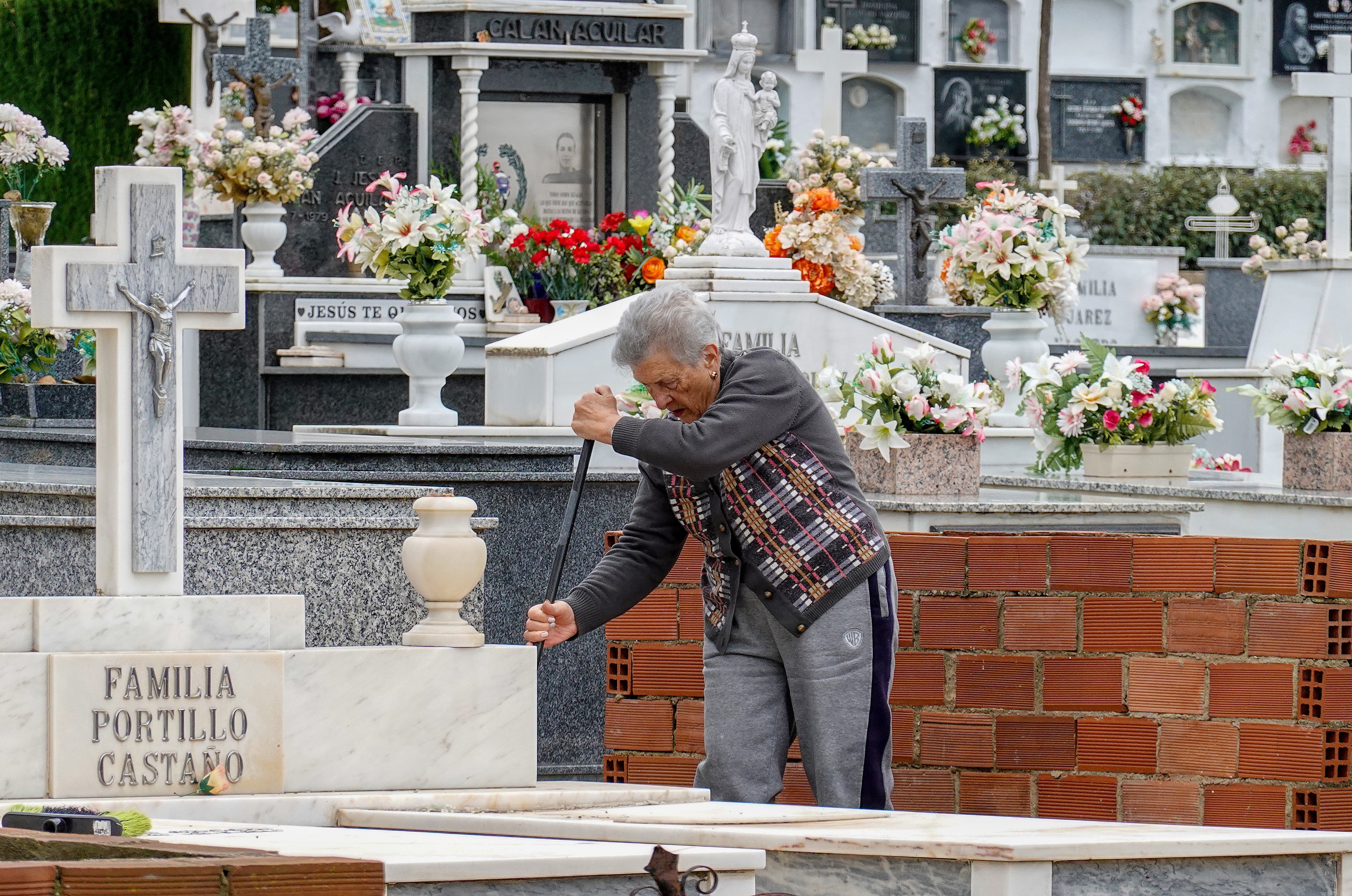 Imagen secundaria 1 - «El precio de las flores este año está por las nubes»