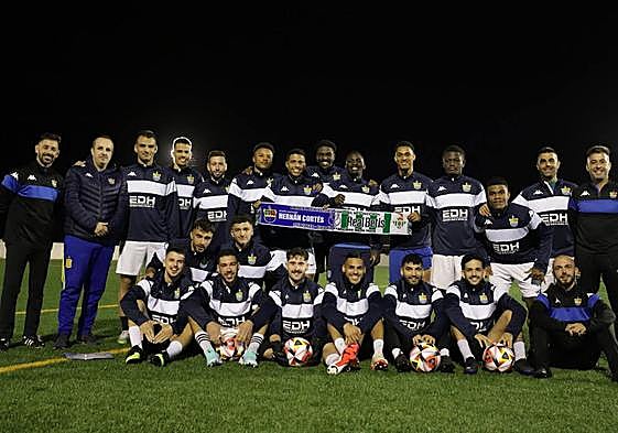 Jugadores y cuerpo técnico del Hernán Cortés momentos antes del último entrenamiento antes de medirse al Betis.