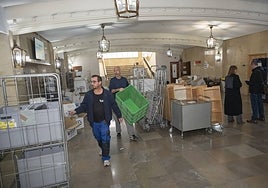 Una empresa realiza la mudanza en los juzgados de la avenida de Colón.