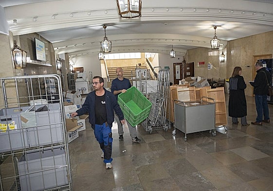 Una empresa realiza la mudanza en los juzgados de la avenida de Colón.