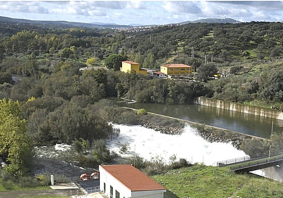 Desembalse en la presa del Jerte, en Plasencia, este lunes.