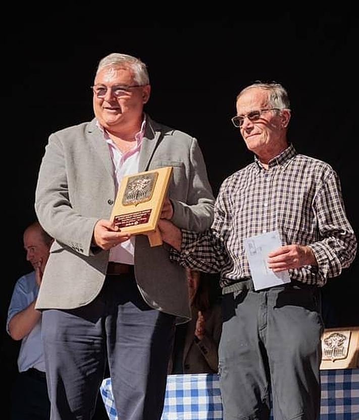 Imagen secundaria 2 - Arriba, ediles participantes en la recepción oficial en el Ayuntamiento de Guernica. Abajo, momento de la entrega de premios de la Fiesta del Último Lunes de Octubre, donde el alcalde de Alconchel entregó uno de los galardones.