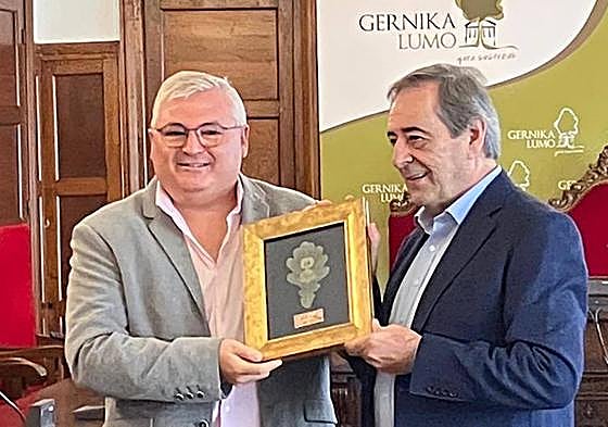El alcalde de Alconchel, Óscar Díaz, durante la recepción oficial por parte del alcalde de Guernica y Luno, José María Gorroño.