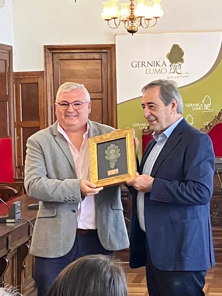 El alcalde de Alconchel, Óscar Díaz, durante la recepción oficial por parte del alcalde de Guernica y Luno, José María Gorroño.