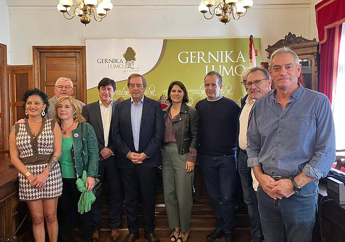 Imagen principal - Arriba, ediles participantes en la recepción oficial en el Ayuntamiento de Guernica. Abajo, momento de la entrega de premios de la Fiesta del Último Lunes de Octubre, donde el alcalde de Alconchel entregó uno de los galardones.