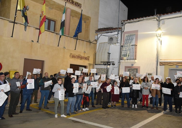 Protesta este martes en la Plaza Mayor de Pescueza, este martes.