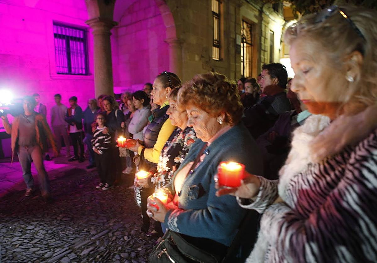 Acto de repulsa por el asesinato de Imane Saadoui el pasado 1 de noviembre en Valencia de Alcántara.
