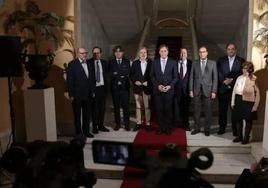 Los alcaldes y representantes de las cámaras de comercio, en el Zaguán del Ayuntamiento de Salamanca.