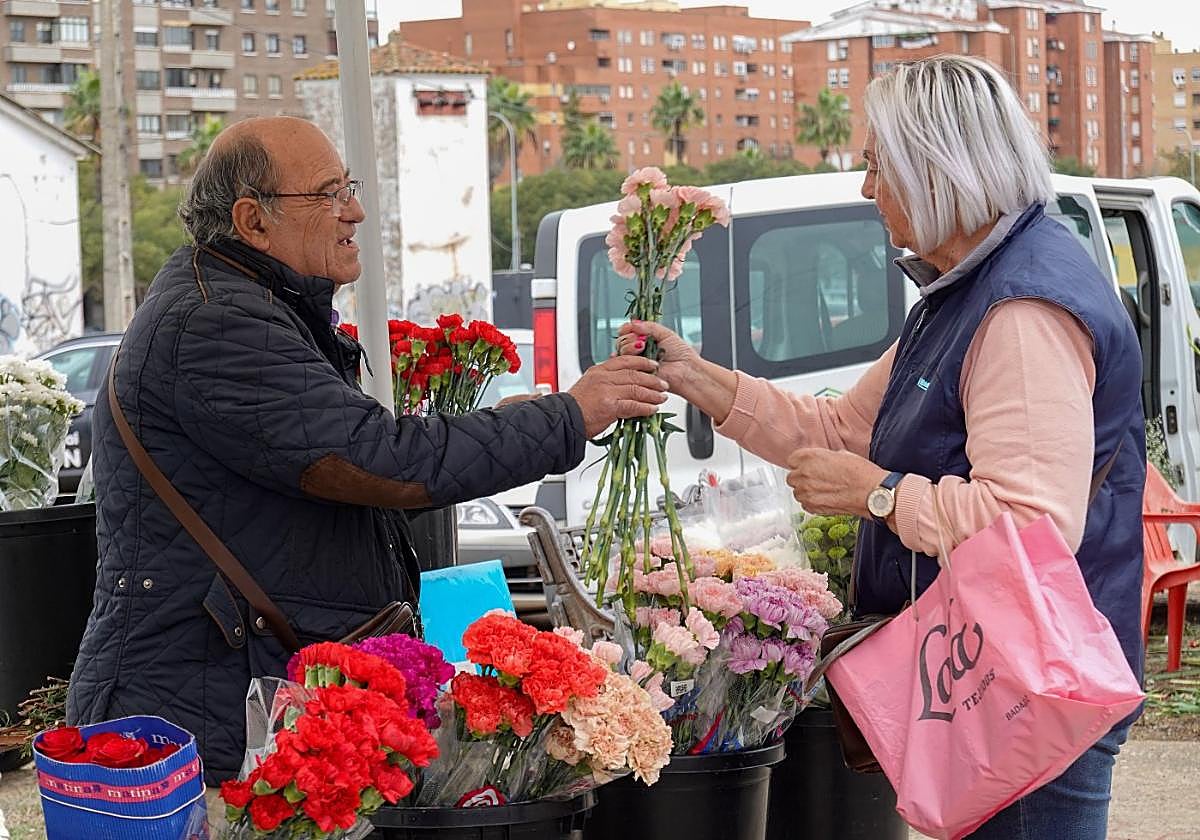 José María Tardón en el puesto de flores que durante estos días tiene a las puertas del cementerio de Badajoz.