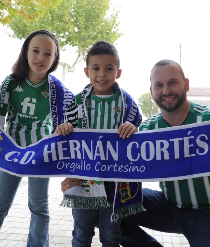 Imagen secundaria 2 - 1. Llegada de los jugadore del Hernán Cortés llegando al estadio. 2. Foto de familia de las dos directivas. 3. Familia bética de Hernán Cortés. 