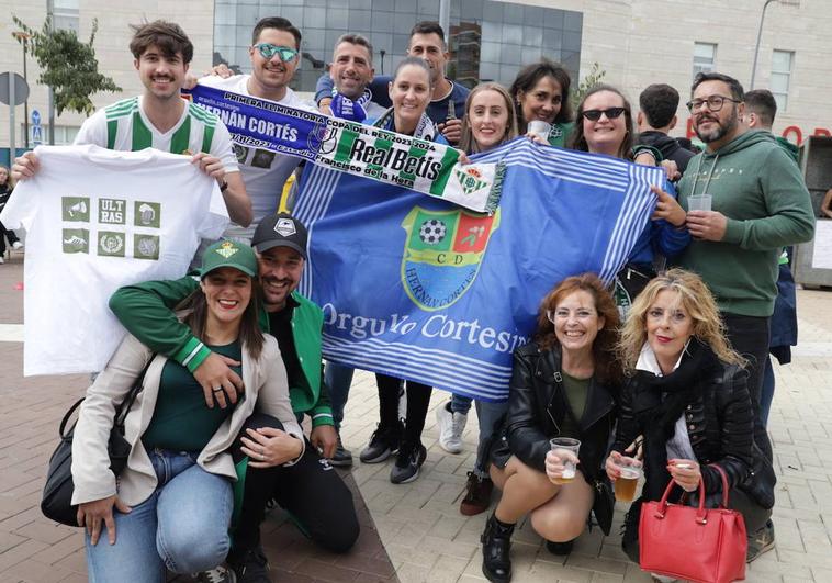 Aficionados del Betis y del Hernán Cortés, juntos este miércoles en las proximidades del estadio Francisco de la Hera de Almendralejo.