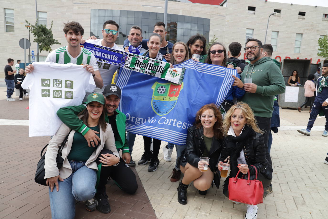 Aficionados del Hernán Cortés se divierten junto al Francisco de la Hera de Almendralejo, horas antes del partido con el Betis. 