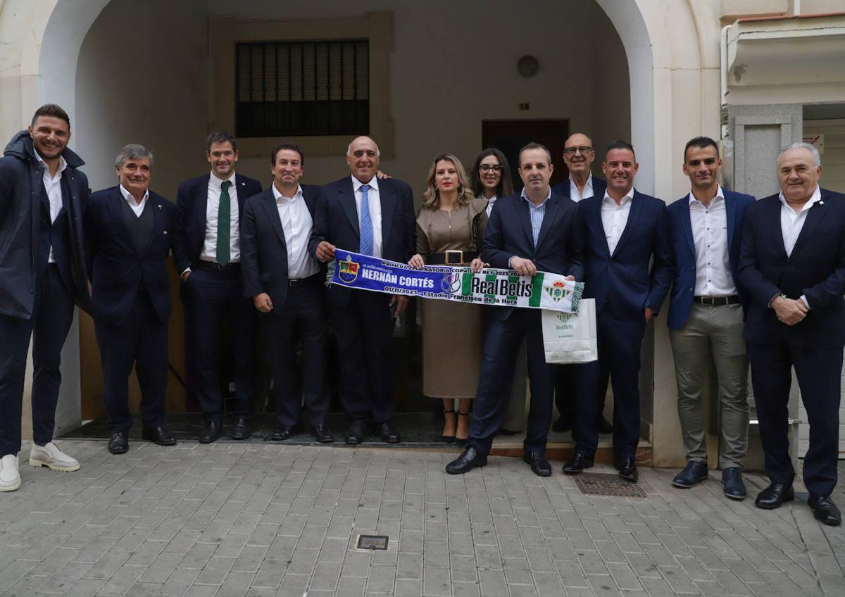 Imagen secundaria 1 - 1. Llegada de los jugadore del Hernán Cortés llegando al estadio. 2. Foto de familia de las dos directivas. 3. Familia bética de Hernán Cortés. 