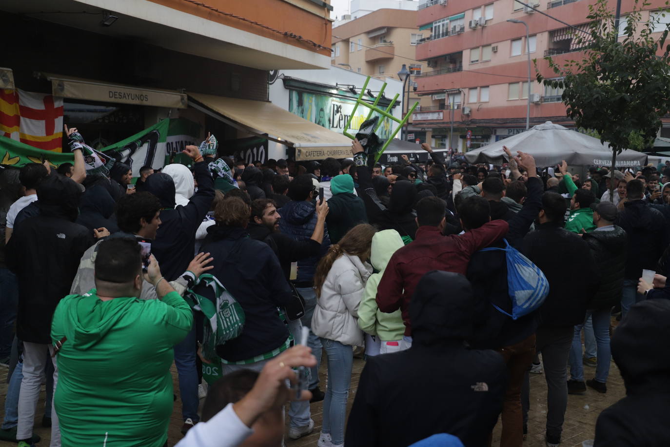 Aficionados béticos celebrando los momentos previos al encuentro copero. 